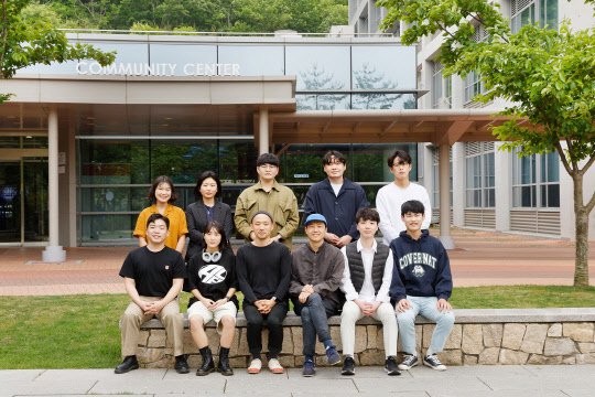 'iF 디자인 어워드 2022'에서 본상을 수상한 UNIST 이승호·김황 교수 연구팀이 기념촬영을 하고 있다.  UNIST 제공